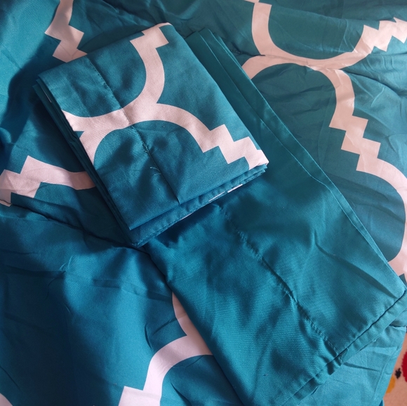 Amazon Basics Twin Bedding Set, turquoise - Picture 4 of 6